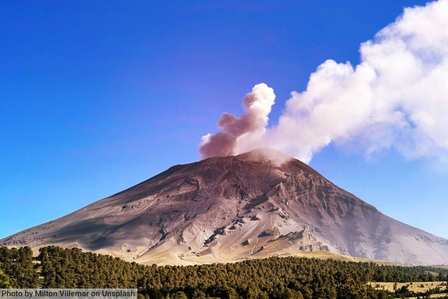 Volcano Popocatépetl smoking